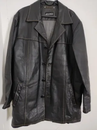 Chaquetón de cuero negro