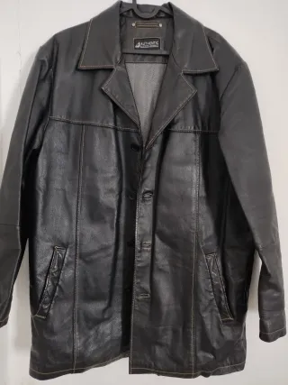 Chaquetón de cuero negro