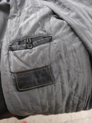 Chaquetón de cuero negro