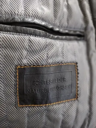 Chaquetón de cuero negro