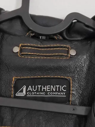 Chaquetón de cuero negro