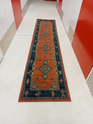 Tappeto da corridoio arancione e blu