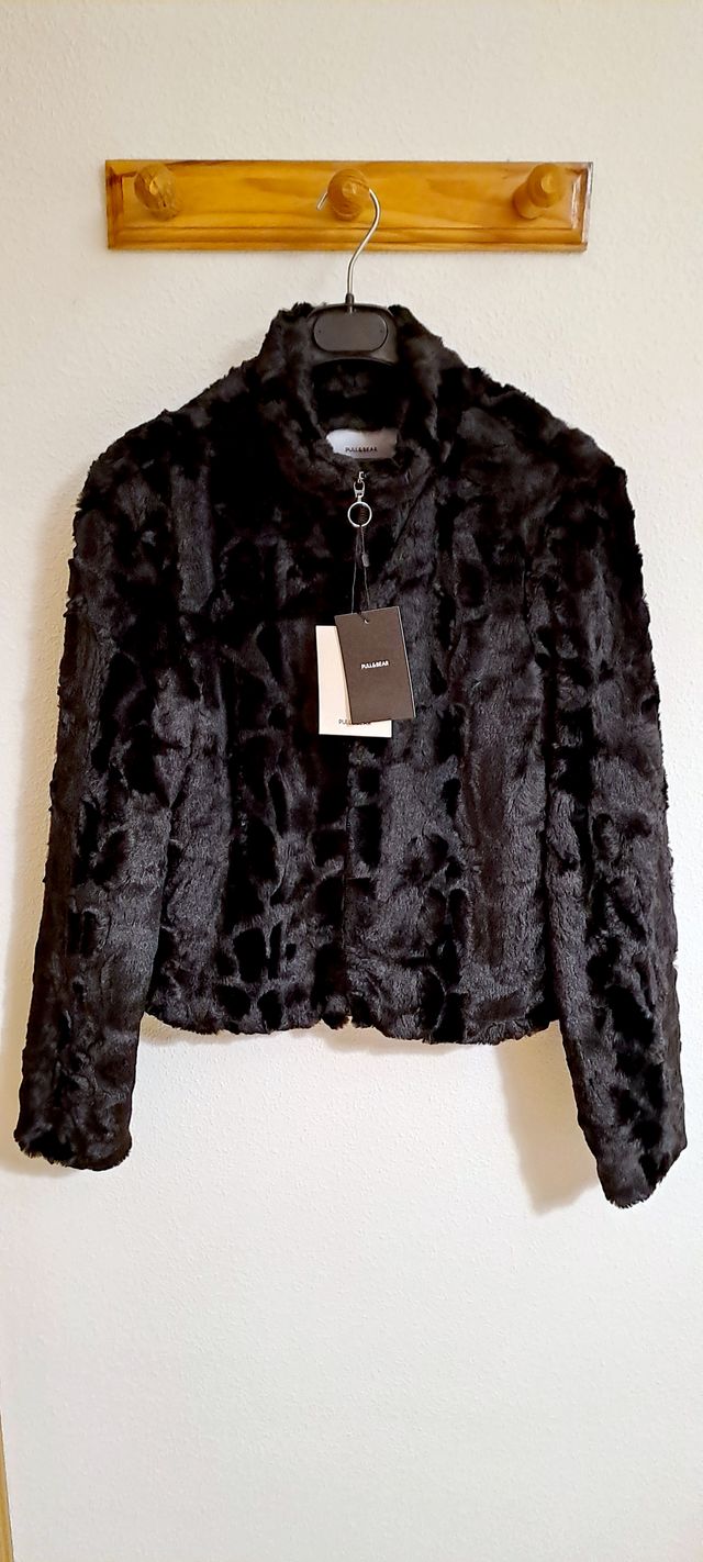 Chaqueta corta efecto pelo sintética para mujer.