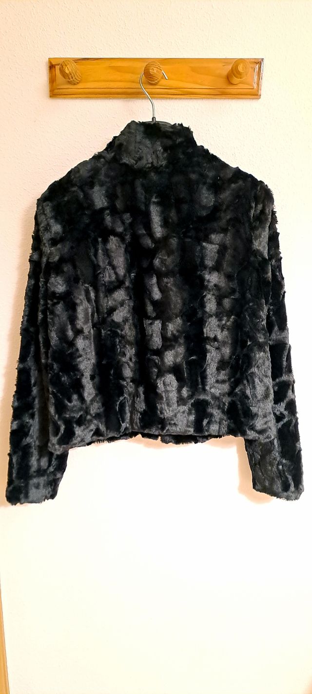 Chaqueta corta efecto pelo sintética para mujer.