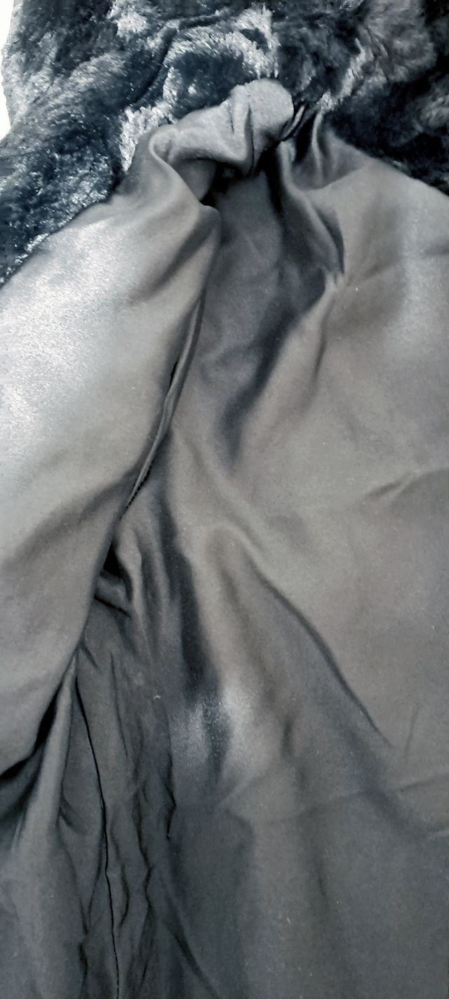 Chaqueta corta efecto pelo sintética para mujer.