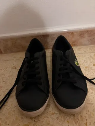 Zapatillas Lacoste Negras con Detalles Multicolor