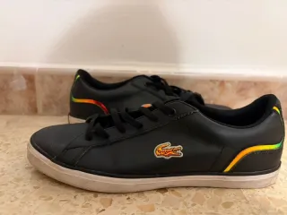 Zapatillas Lacoste Negras con Detalles Multicolor
