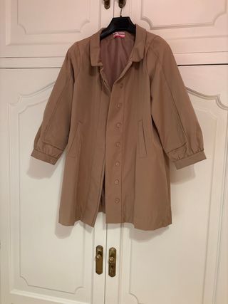 Abrigo de mujer tipo gabardina color beige