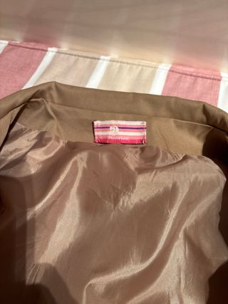 Abrigo de mujer tipo gabardina color beige