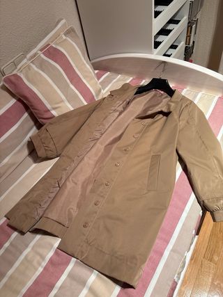 Abrigo de mujer tipo gabardina color beige