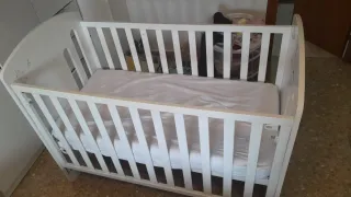 Cuna de bebé blanca con ositos