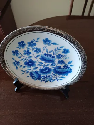 Plato decorativo azul y blanco floral