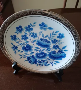 Plato decorativo azul y blanco floral