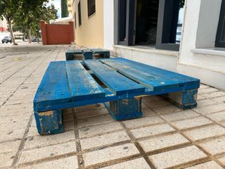 Pales Europeo de madera pintados de azul y rojo