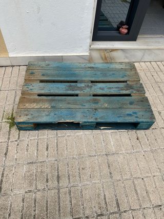 Pales Europeo de madera pintados de azul y rojo