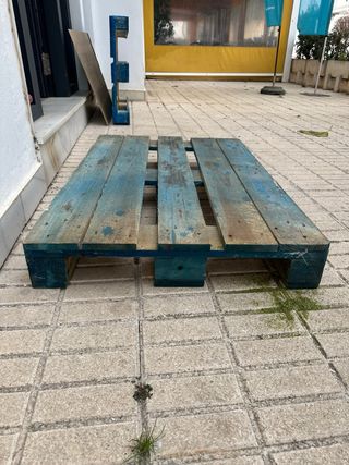 Pales Europeo de madera pintados de azul y rojo