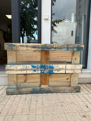 Pales Europeo de madera pintados de azul y rojo