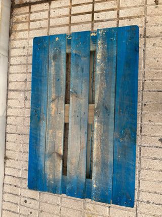 Pales Europeo de madera pintados de azul y rojo