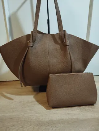 Bolso marrón con neceser