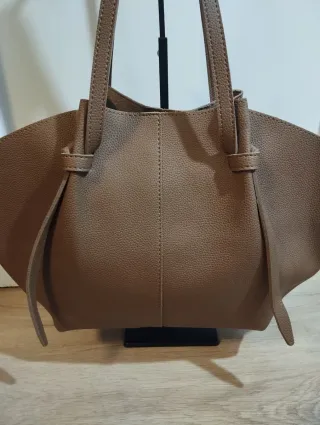 Bolso marrón con neceser