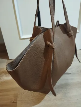Bolso marrón con neceser