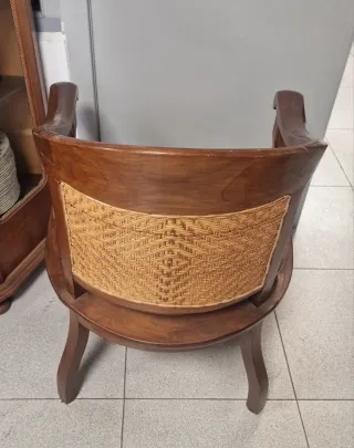 Silla antigua de madera y ratán