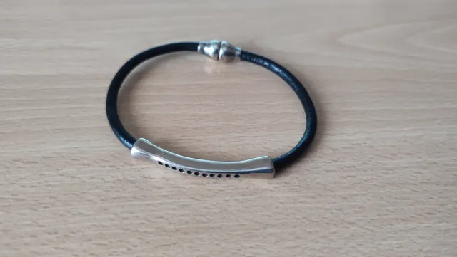 Pulsera negra con pieza Zamak