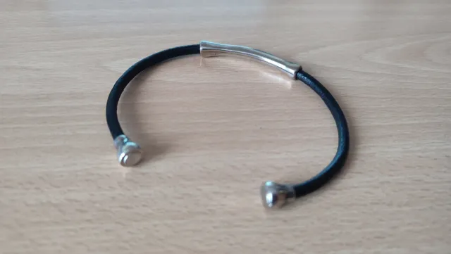 Pulsera negra con pieza Zamak