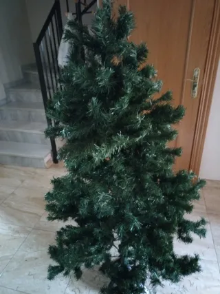 Árbol de Navidad artificial verde está muy bien