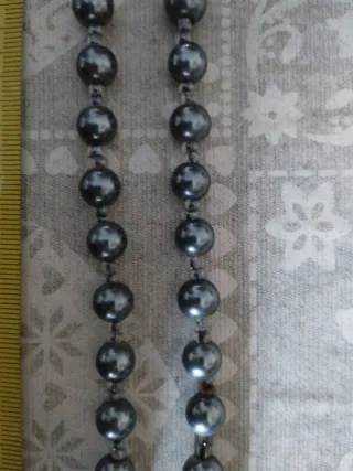 Collar largo de perlas grises