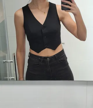 Chaleco negro crop top
