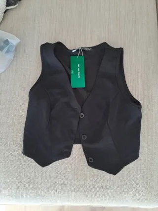 Chaleco negro crop top