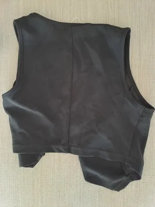 Chaleco negro crop top