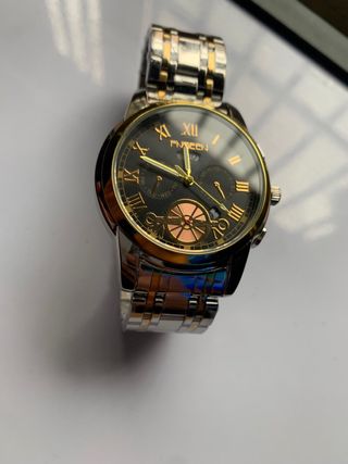Reloj de muñeca plateado y dorado
