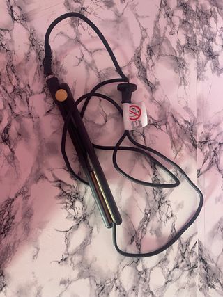 Plancha de pelo negra y dorada