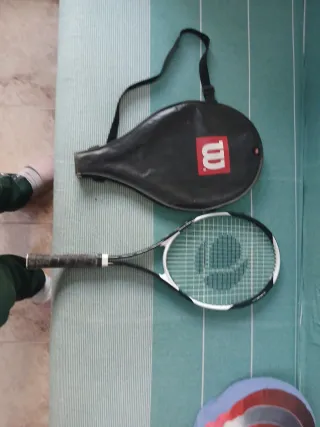 Raqueta de tenis Wilson con funda