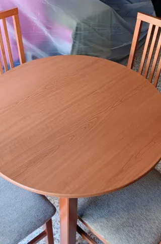 Mesa extensible comedor + 4 sillas