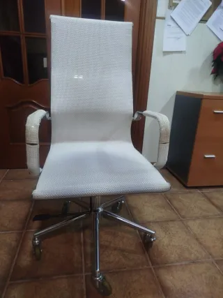 Silla de oficina beige y blanca.  2 iguales