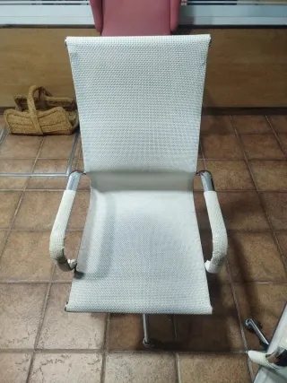 Silla de oficina beige y blanca.  2 iguales