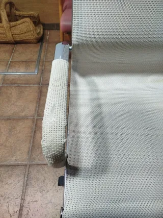 Silla de oficina beige y blanca.  2 iguales