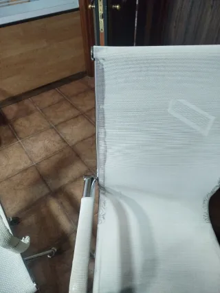 Silla de oficina beige y blanca.  2 iguales