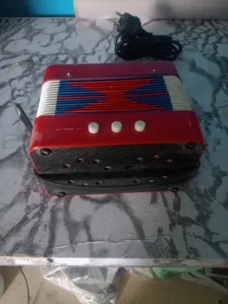 Fisarmonica giocattolo rossa