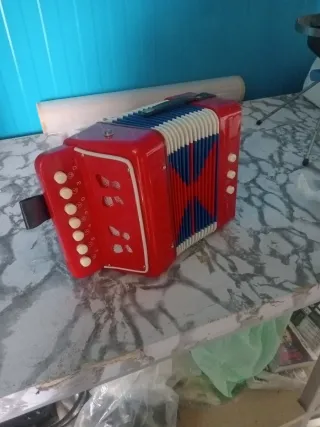 Fisarmonica giocattolo rossa