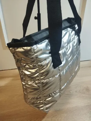 Bolso plateado acolchado