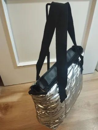 Bolso plateado acolchado