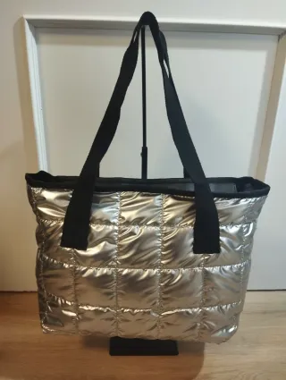 Bolso plateado acolchado