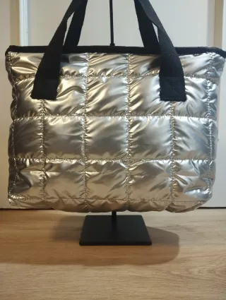 Bolso plateado acolchado