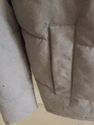 Chaqueta gris acolchada