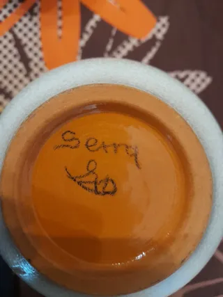 Florero cerámico blanco con decoración vegetal