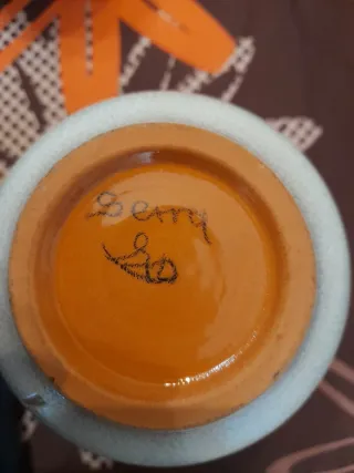 Florero cerámico blanco con decoración vegetal